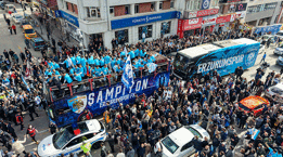 Erzurumspor taraftarıyla şampiyonluk turu attı!
