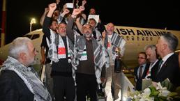 İsrail'in alıkoyduğu 59 Küresel Sumud Filosu aktivistini taşıyan uçak İstanbul'a indi