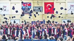 Anaokulundan üniversiteye… Kep attıran değil cep yakan tören