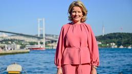 Belçika Kraliçesi Mathilde ve heyeti Ortaköy'ü gezip fotoğraf çektirdi