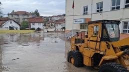 Samsun'da sağanak etkili oldu! Yollar göle döndü, araçlar sele kapıldı