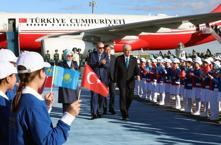Cumhurbaşkanı Erdoğan Kazakistan'da Tokayev tarafından resmi törenle karşılandı
