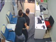 Hatay’da döviz bürosunda ölümle burun buruna geldi! Kurşunlardan saniyelerle kurtuluş kamerada