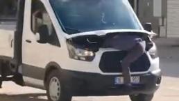 Kamyonetin motorunda giden tamirci sosyal medyada gündem oldu: "Müşteriyi 40 bin liradan kurtardık"