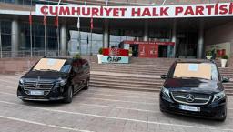 CHP Genel Merkezi önünde Özgür Özel’in makam araçları satışa çıkarıldı! Plaka ve üzerlerini yazı dikkat çekti