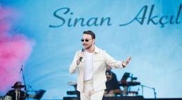 Sinan Akçıl ayağındaki 14 dikişle sahneye çıktı