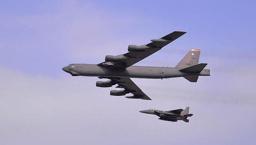 ABD'de B-52 Stratofortress bombardıman uçağı kalkıştan kısa süre sonra düştü