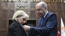 CHP’den istifa eden Nimet Özdemir AK Parti’de! Rozetini Cumhurbaşkanı Erdoğan taktı