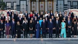Bir ülkeden iki lider! Ayrı uçaklarla geldiler, aile fotoğrafının iki ayrı ucunda konumlandılar... NATO Zirvesi'nde dikkat çeken detay