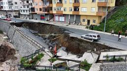 Rize'de inşaat kazısında önce istinat duvarı ardından yol çöktü! Korkunç görüntüler