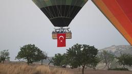 Kapadokya'da sıcak hava balonları 15 Temmuz dolayısıyla Türk bayrakları ve afişlerle uçtu