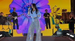Van'da Simge Sağın rüzgârı! ‘Aşkın Olayım’la festival alanı sallandı