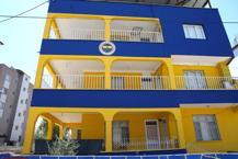 Hatay'da Fenerbahçe apartmanı! 3 katlı binayı baştan aşağı sarı-laciverte boyadılar