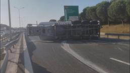 Son dakika... Büyükçekmece'de beton tankeri devrildi! Yol trafiğe kapatıldı