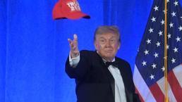 ABD Başkanı Trump aniden cebinden çıkardı, salondakiler neye uğradığını şaşırdı! 'Dördüncüsü yolda'