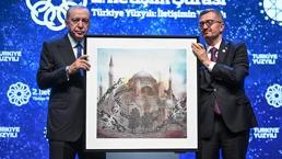 Cumhurbaşkanı Erdoğan'a İletişim Başkanı Duran'dan anlamlı hediye
