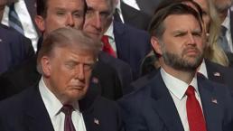 ABD Başkanı Trump cenazede ne yapacağını şaşırdı! Şok görüntüler: Önce uyukladı, sonra şeker yedi