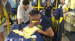 Fenerbahçe taraftarından Vedat Muriqi'nin imza gününe yoğun ilgi!