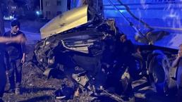 Sakarya'da feci kaza! Ağaca çarpan araç ikiye bölündü