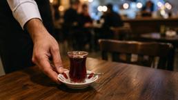 Bardağı masaya sert koydu, işinden oldu! Son sözü mahkeme söyledi