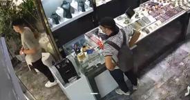Kuyumcuda 580 bin liralık bilezik hırsızlığı! Kaçarken kapıya çarptı, esnaf peşine düştü