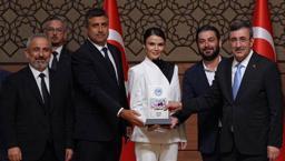 'Yılın Dizisi' Uzak Şehir