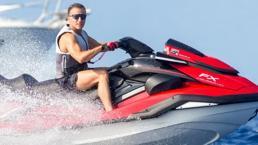 Macron'un son fotoğrafına tepkiler çığ gibi büyüyor! 'Fransa yanarken jet ski keyfinde'