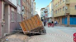 Eskişehir'de hafriyat kamyonu, çöken yoldaki çukura düştü