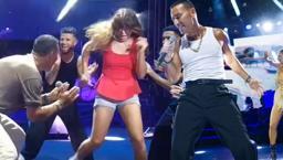 Mustafa Sandal konserine damga vurdu! Sahneye çıkan hayranı coştukça coştu