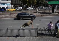 Karaköy'de karşıdan karşıya geçmek yayaların 100 metrelik sınavı! Alt geçidi bulamayan bariyerin sonunu arıyor