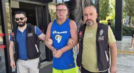 Antalya’da skandal! İngiliz turist Türk bayrağına tükürdü, tutuklandı