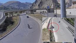 Bariyere çarpan motosiklet sürücüsü öldü! Feci kaza kamerada