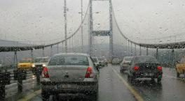 İstanbul'da yağış başladı: Trafik yoğunluğu yüzde 83'ü gördü