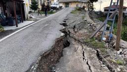 Rize’de sel felaketi! Yol 60 santimetre çöktü, istinat duvarı ayakta kaldı: 'Bir anda her şey bitti'