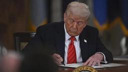 Trump imzayı attı: Bundan sonra 'yapay zeka' değil 'süper zeka' denecek