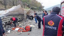 Feci kaza! Binlerce balık yola saçıldı: Sürücü kurtarılamadı