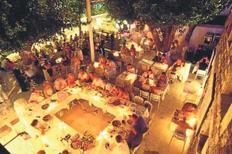 BODRUM’DAKi KÜBA’DA YEMEK iKiNCi PLANDA KALMIYOR