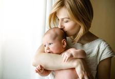 Kucaklamak, bebeklerin stresini azaltıyor