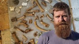 Tesisat için girdi, avuç avuç kemik buldu! 200 yıllık evde neye uğradığını şaşırdı