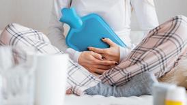 Regl ağrısını 4 harekette yok edin! Hastanelik eden krampları bile anında kesiyor