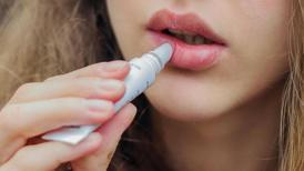 Bu hataları yapmayın! Alışkanlıklar dudak renginizi etkiliyor