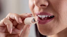 Dişleri patır patır dökebilir! Büyük hata: İftar bitince neden şekersiz sakız çiğnemeliyiz?