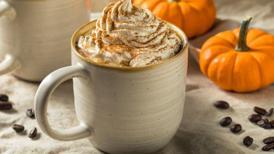 Kahvecilere gitmeye son! Hazırından farksız, pumpkin spice latte yapmak çok basit