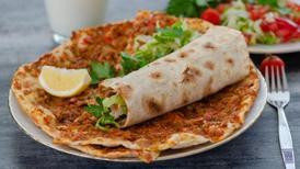 Kilo aldırmayan lahmacun! İçinde un bile yok ama parmak yedirtiyor