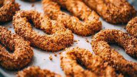 Dışarıda tanesi 20 liradan satılıyor! Çıtır çubuk simit tarifi, ağızda dağılıyor