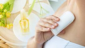 Ter kokusunu bitiren malzeme! Ev yapımı roll-on oh dedirtiyor, kozmetiği unutun