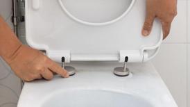 Gevşemiş klozet kapağı nasıl sabitlenir? 2 malzemeli kurtarıcı taktik