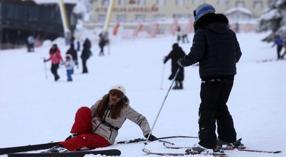 Uludağ’da kayak yaparken düşen kayakçılar kameralara yakalandı 