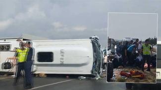 Antalya'da midibüs kaygan yolda devrildi! Yaralılar var