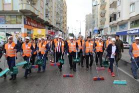 Kaymakam ve Belediye Başkanı çöp topladı